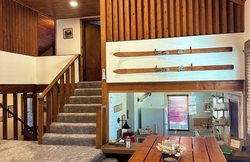 West Village Cabin | Guest Rated 9.8: Cozy Cabin with Lake View in Downtown