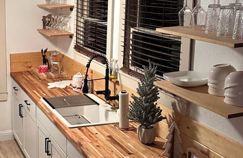 West Village Cabin | Guest Rated 9.8: Cozy Cabin with Lake View in Downtown