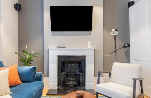 Islington Apartment | Beautiful Private Home with King Bed & Garden Retreat
