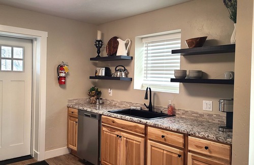 Kalispell House | Guest Rated 10/10: Cozy Cottage with Spa & Kitchen