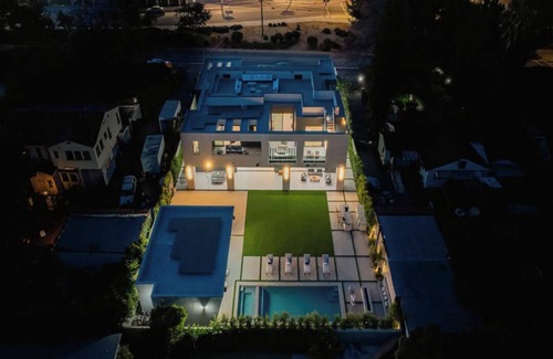 North Hollywood Villa | Guest Favorite- Very Spacious & Private Hi-Tech Modern Villa W/pool & more
