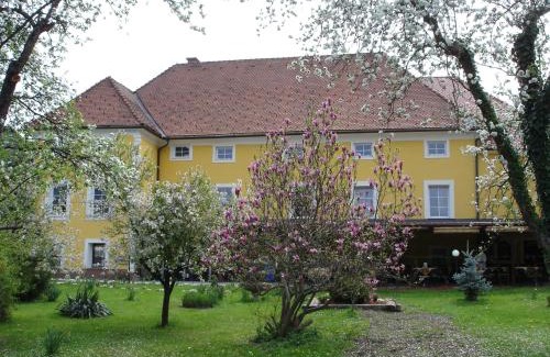Lasko House | Guest House Čater: Pet-Friendly Retreat with Breakfast Included