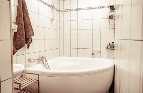 Pleskodale House | Explore Guest House Šampētera māja - 4 Star & Hot Tub Access