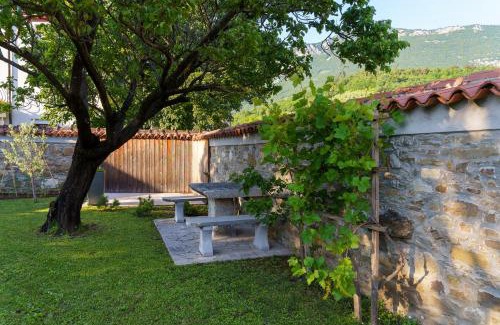 Podnanos House | Top-Rated Guest House Žerjal: A Family-Friendly Retreat