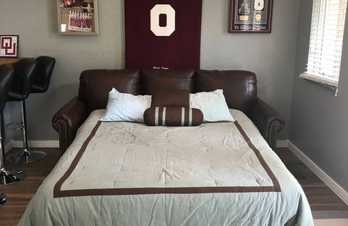Norman House | Premier Guest House Near OU Campus with Pool & Spa