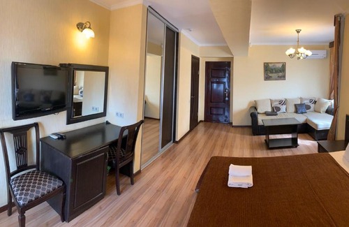 Bytkha House | Affordable Guest House AKS with Pool & 9/10 Review Score