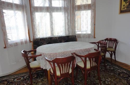 Arbanasi House | Cozy Guest House Astra: Family-Friendly with Hot Tub & Breakfast