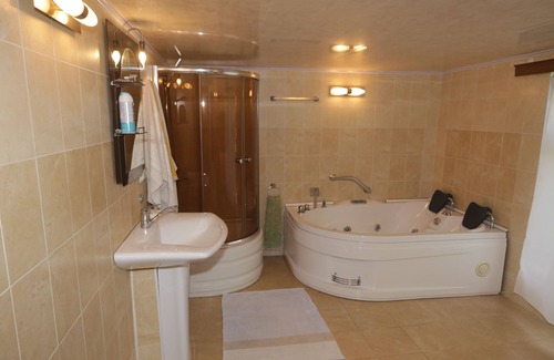 Kutaisi House | Cozy Guest House Caucasus with Pool and Family Amenities
