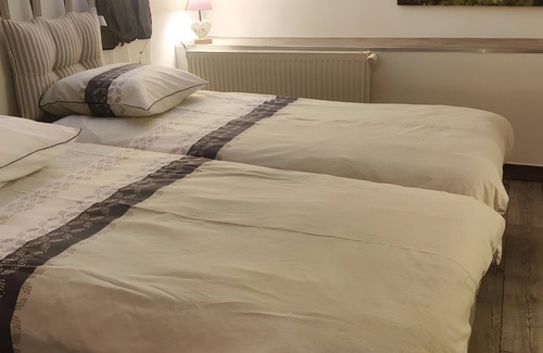 Riberac Bed & Breakfast | Guest House 'Chambre C' with Shared Pool, Wi-Fi and Air Conditioning