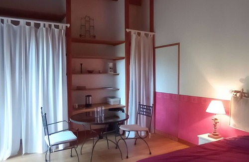 Riberac Bed & Breakfast | Guest House 'Chambre C' with Shared Pool, Wi-Fi and Air Conditioning