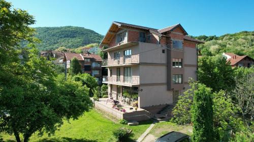 Niska Banja House | Explore Guest House Dimitrije with Oceanfront Pool Access