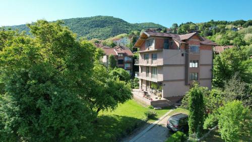 Niska Banja House | Explore Guest House Dimitrije with Oceanfront Pool Access
