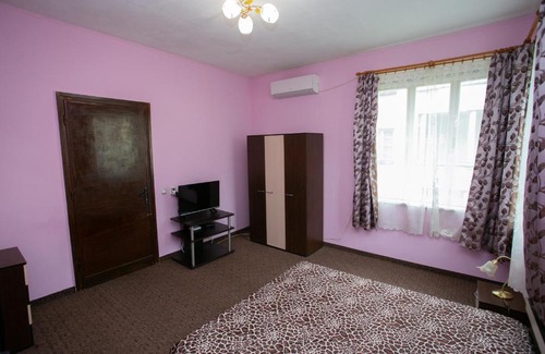 Gabrovo House | Budget-Friendly Guest House Dobrudzha with Hot Tub Access