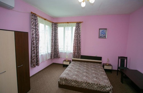 Gabrovo House | Budget-Friendly Guest House Dobrudzha with Hot Tub Access