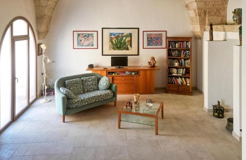 Alliste House | Discover Guest House Eleonora: Family-Friendly Retreat