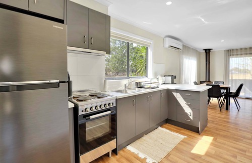 Diggers Rest House | Cozy Guest House Farm Stay Near Melbourne Airport