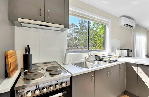 Diggers Rest House | Cozy Guest House Farm Stay Near Melbourne Airport