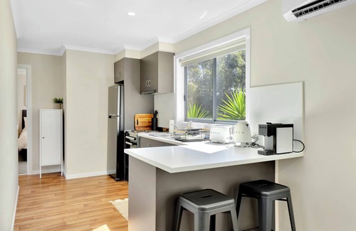 Diggers Rest House | Cozy Guest House Farm Stay Near Melbourne Airport