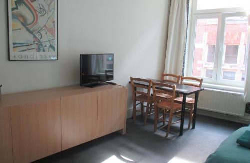 Leuven House | Comfortable Stay at Guest House Feliz with Breakfast Included