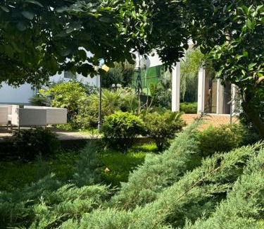Makhinjauri House | Top-Rated Guest House Giorgi with Ocean Views & Pet-Friendly