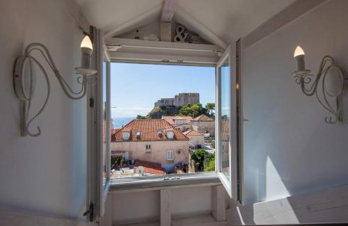 Pile House | Cozy Guest House Gugily: Family-Friendly Stay Awaits
