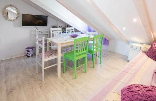 Pile House | Cozy Guest House Gugily: Family-Friendly Stay Awaits
