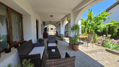 Byala Villa | Heaven Guest House: Oceanfront Retreat with Pool Access