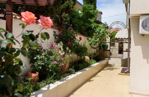 Nessebar Old Town House | Oceanfront Comfort at Guest House Ianis Paradise