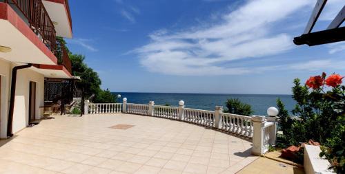 Nessebar Old Town House | Oceanfront Comfort at Guest House Ianis Paradise