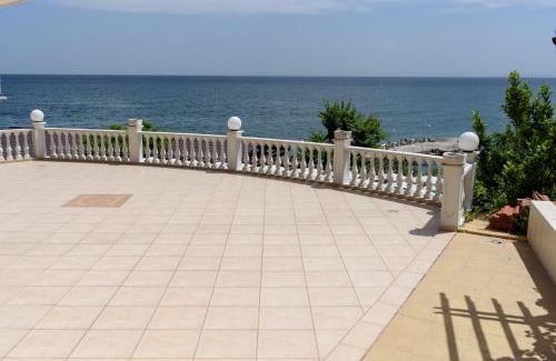 Nessebar Old Town House | Oceanfront Comfort at Guest House Ianis Paradise