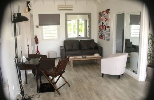 Les Terres Basses House | Secluded Guest House in a Serene Palmgrove Retreat