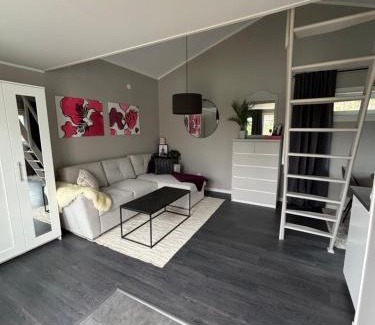 Saro House | Guest House in Cosy Garden