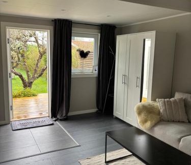 Saro House | Guest House in Cosy Garden