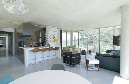 Le Tholonet Villa | Top-Rated Guest House in Pineta with Private Pool & Spa