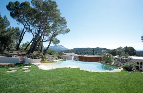 Le Tholonet Villa | Top-Rated Guest House in Pineta with Private Pool & Spa