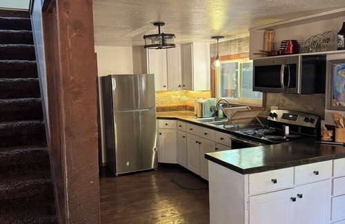 Upper Rattlesnake House | Elegant Guest House in the Upper Rattlesnake with Pool