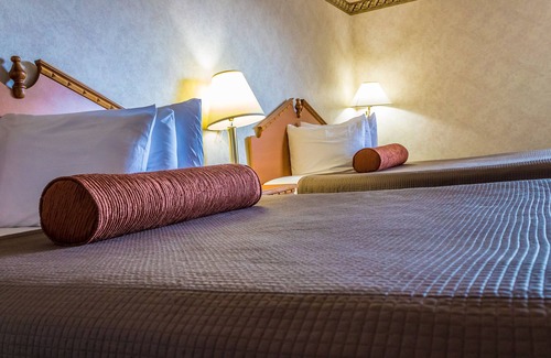 Junction City Hotel | Cozy Guest House Inn Junction City with Breakfast Included