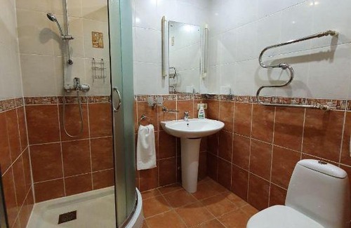 Novoabzakovo House | Guest House Kamenniy Tsvetok: Pet-Friendly Retreat with Pool
