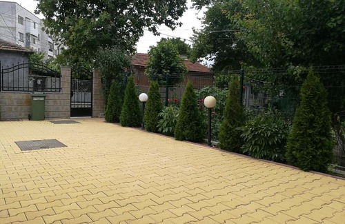 Elhovo House | Budget-Friendly Guest House Karaulanov with Family Amenities