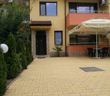 Elhovo House | Budget-Friendly Guest House Karaulanov with Family Amenities