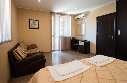 Trakata House | Highly Rated Guest House La Casa with Pool & Breakfast