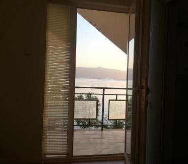 Pestani House | Pet-Friendly Guest House Lokoski with Oceanfront Views
