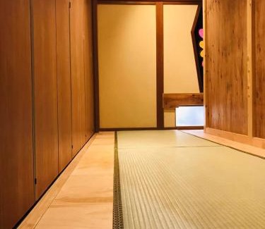 Nishi Ward House | Cozy Guest House Mitaki: Breakfast, Restaurant & Family Friendly