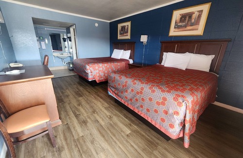 Carthage Hotel | Budget-Friendly Guest House Motel with Breakfast & Family Rooms