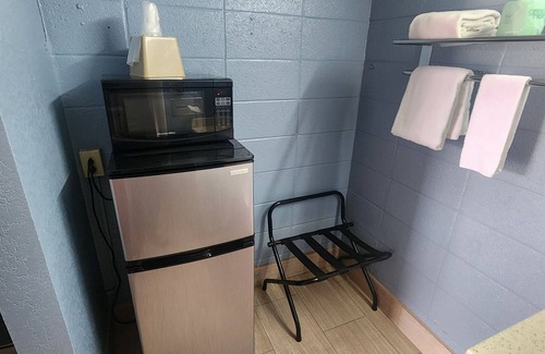 Carthage Hotel | Budget-Friendly Guest House Motel with Breakfast & Family Rooms