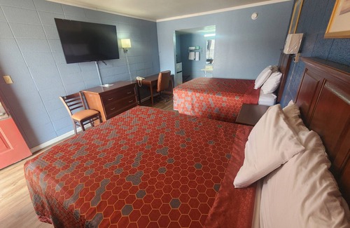 Carthage Hotel | Budget-Friendly Guest House Motel with Breakfast & Family Rooms