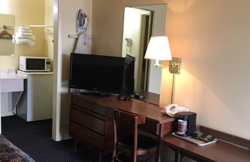 Chanute Hotel | Budget-Friendly Guest House Motel with Pool & Breakfast