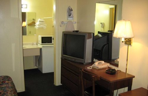 Chanute Hotel | Budget-Friendly Guest House Motel with Pool & Breakfast