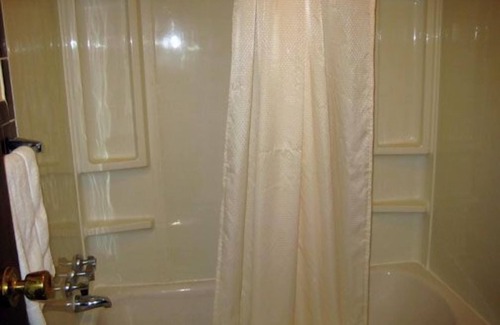 Chanute Hotel | Budget-Friendly Guest House Motel with Pool & Breakfast