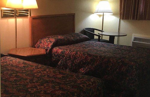 Chanute Hotel | Budget-Friendly Guest House Motel with Pool & Breakfast